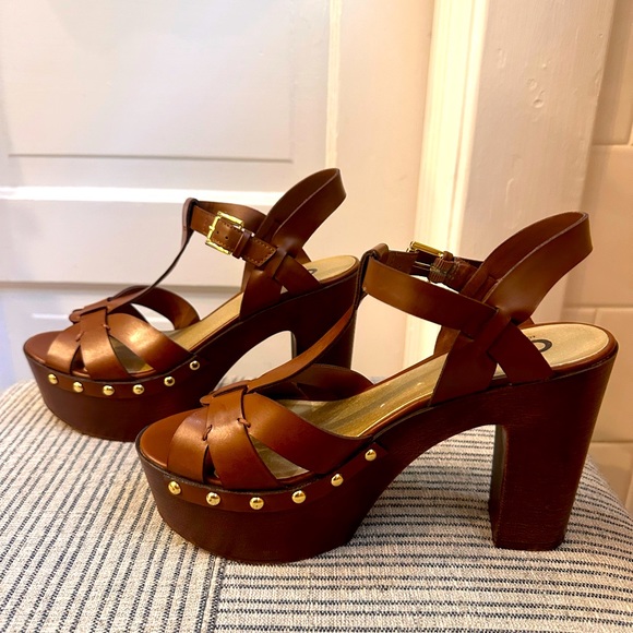 GBG Los Angeles Shoes - GBG Los Angeles size 7-1/2 brown platform heeled sandal, gold accents